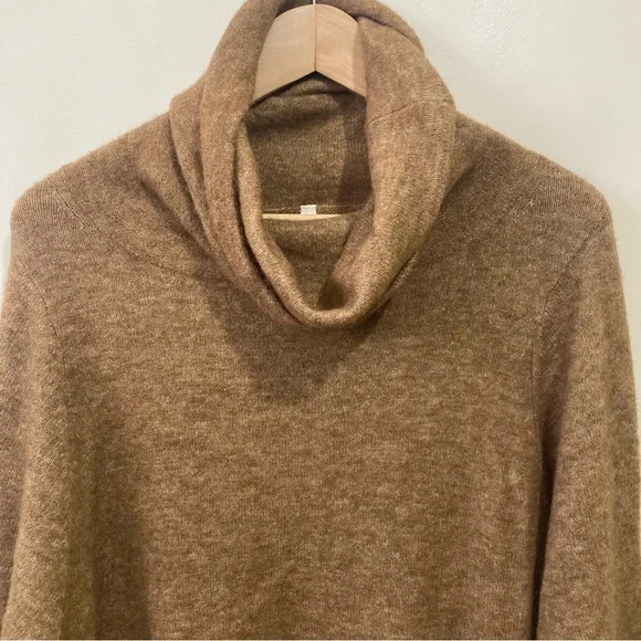 Group by Babaton Adichie Turtleneck Sweater Size Large Oversized Tan - Picture 5 of 13